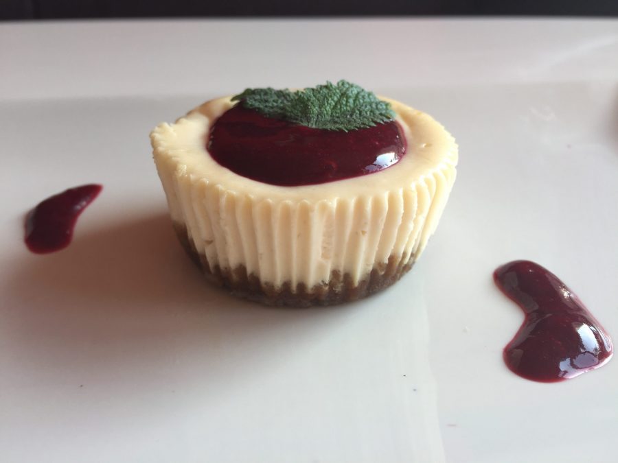 Mini cheesecakes s omáčkou z lesního ovoce