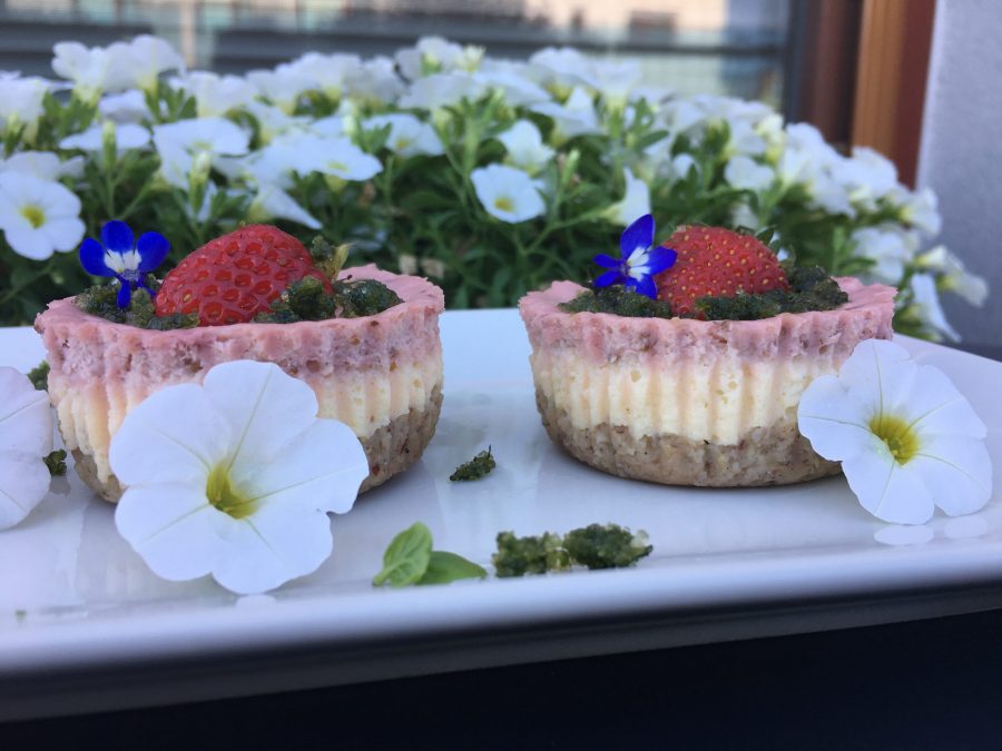 Jahodové mini cheesecakes s bazalkovým cukrem